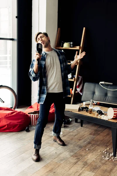 Drunk Man Holding Bottle Singing Messy Living Room — Stock Photo, Image