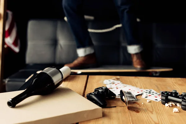 Cropped View Coffee Table Bottles Man Standing Skateboard — Stock Photo, Image