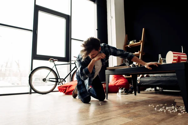 Uomo Ubriaco Sensazione Nausea Mentre Seduto Del Pavimento Casa Dopo — Foto Stock