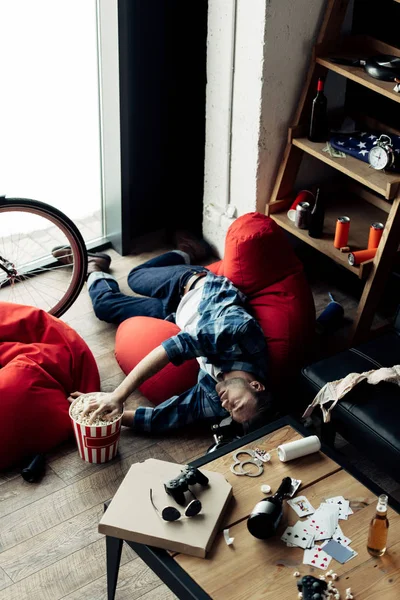 Berusad Man Liggande Böna Väska Och Popcorn Från Popcorn Låda — Stockfoto