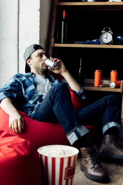 Άνθρωπος Πίνει Μπύρα Από Μπορεί Και Κάθεται Στην Τσάντα Φασολιών — Φωτογραφία Αρχείου