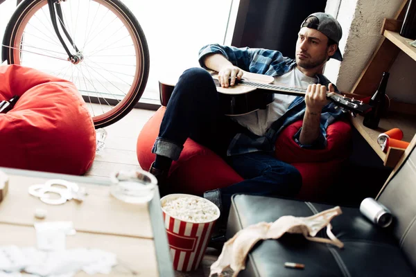 Guitarrista Guapo Tocando Guitarra Acústica Casa Después Fiesta — Foto de Stock