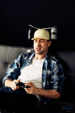 bira kask içme ve video oyun evde oynarken yakışıklı adam