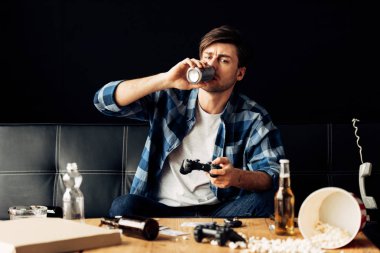 bira içip video oyun evde oynarken yakışıklı adam