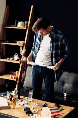 ayakta ve partiden sonra boş cepler arıyorsunuz