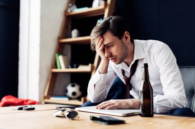 şişe oturan ve baş ağrısı sonra parti takım elbiseli adam