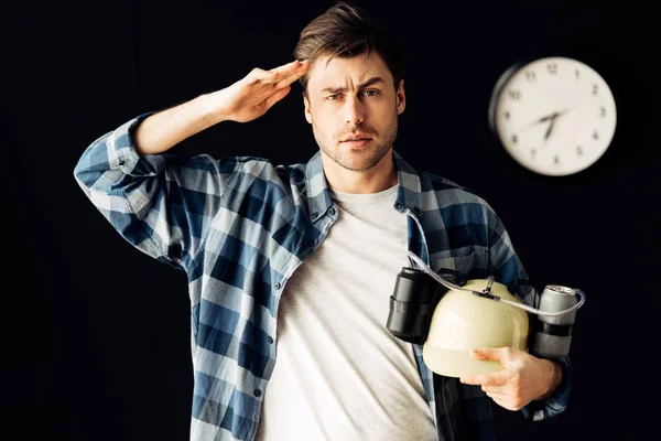 Hombre Sosteniendo Casco Cerveza Las Manos Pie Sala Estar — Foto de Stock