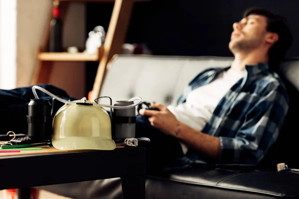 Enfoque Selectivo Casco Cerveza Con Hombre Durmiendo Fondo — Foto de Stock