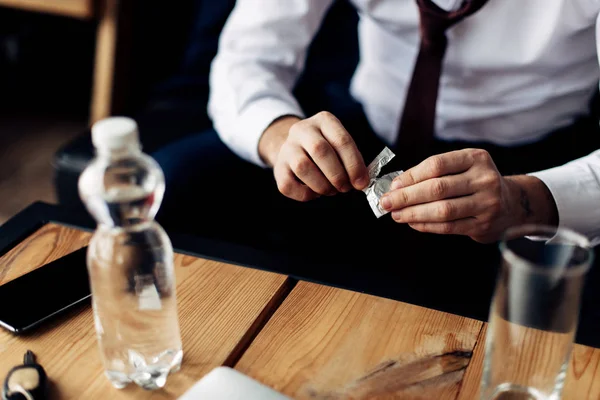 Beskuren Bild Mannen Håller Piller Händer Nära Flaska Med Vatten — Stockfoto