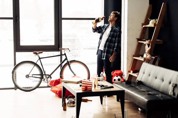 Mann Trinkt Nach Party Wein Aus Flasche Schmuddeligen Wohnzimmer — Stockfoto