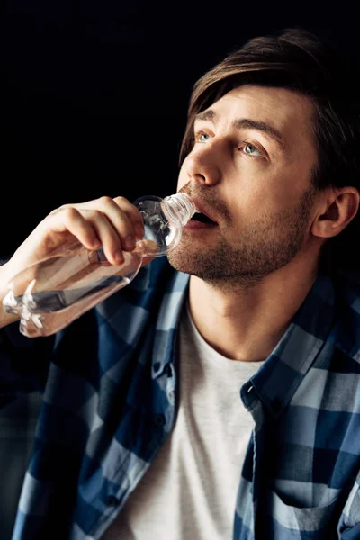 Hombre Que Sufre Resaca Beber Agua Después Fiesta — Foto de Stock