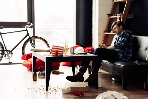 Man Playing Video Game Messy Living Room — Stock Photo, Image