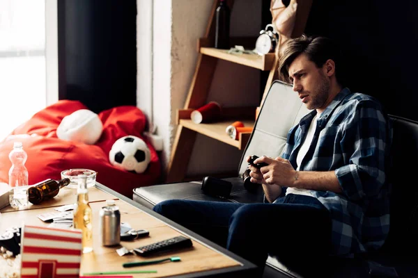 Hombre Cansado Jugando Videojuego Sala Estar Desordenada — Foto de Stock