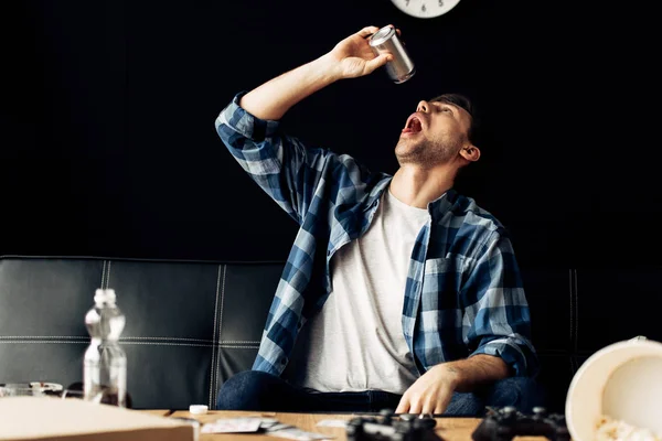 Selectieve Aandacht Van Man Bier Drinken Feest Thuis — Stockfoto