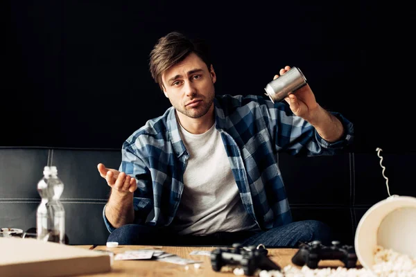 Hombre Mostrando Gesto Encogiéndose Hombros Sosteniendo Lata Con Cerveza Después — Foto de Stock