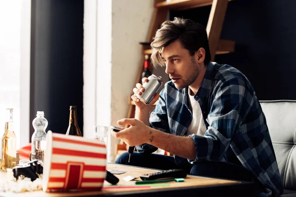 Selective Focus Drunk Man Holding Remote Control Watching While Drinking — Stock Photo, Image