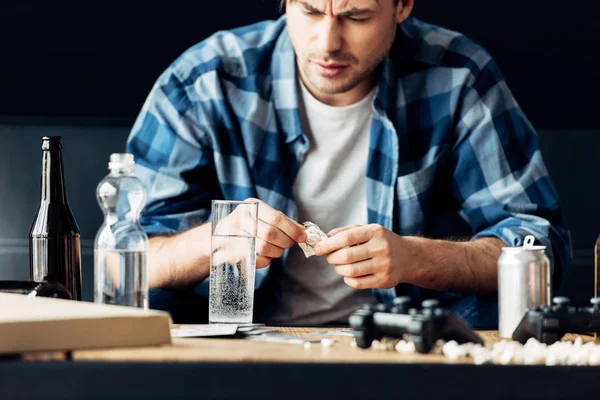 Hombre Que Sufre Resaca Sosteniendo Aspirina Mirando Vaso Agua —  Fotos de Stock