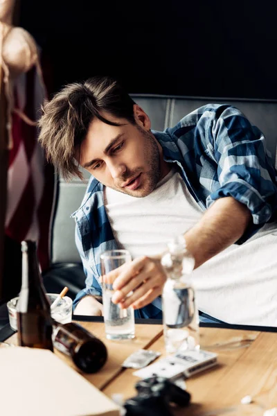 Επιλεκτική Εστίαση Του Μεθυσμένος Άντρας Λαμβάνοντας Ποτήρι Νερό Ενώ Ξαπλωμένη — Φωτογραφία Αρχείου