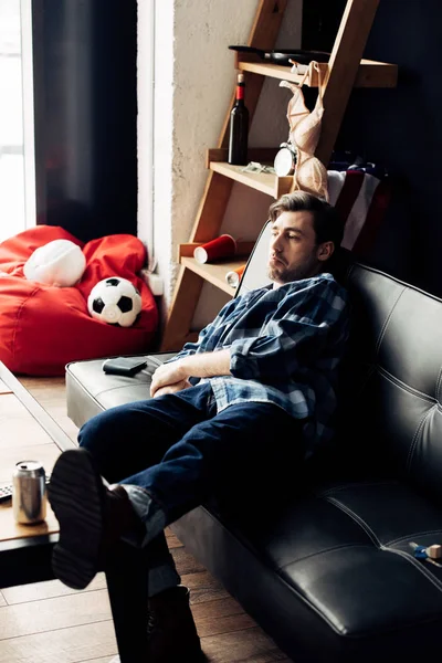 Κουρασμένος Άνθρωπος Ξαπλωμένος Στον Καναπέ Μετά Από Πάρτι Στο Σπίτι — Φωτογραφία Αρχείου