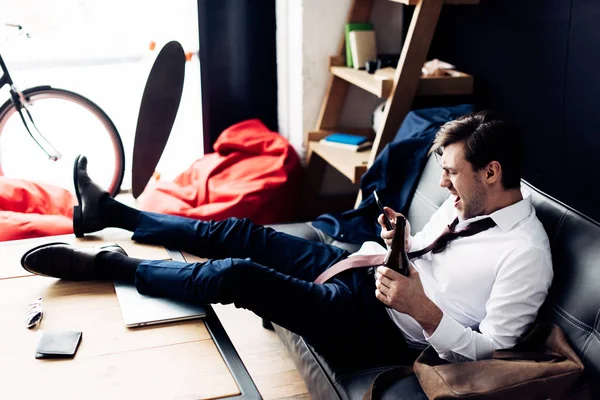 Man Suit Holding Bottle Screaming Smartphone While Sitting Sofa Party — Stock Photo, Image