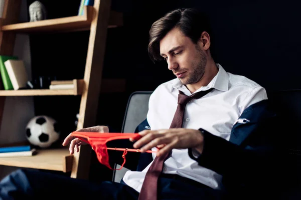 Hombre Traje Mirando Las Bragas Color Rosa Después Fiesta Oficina — Foto de Stock