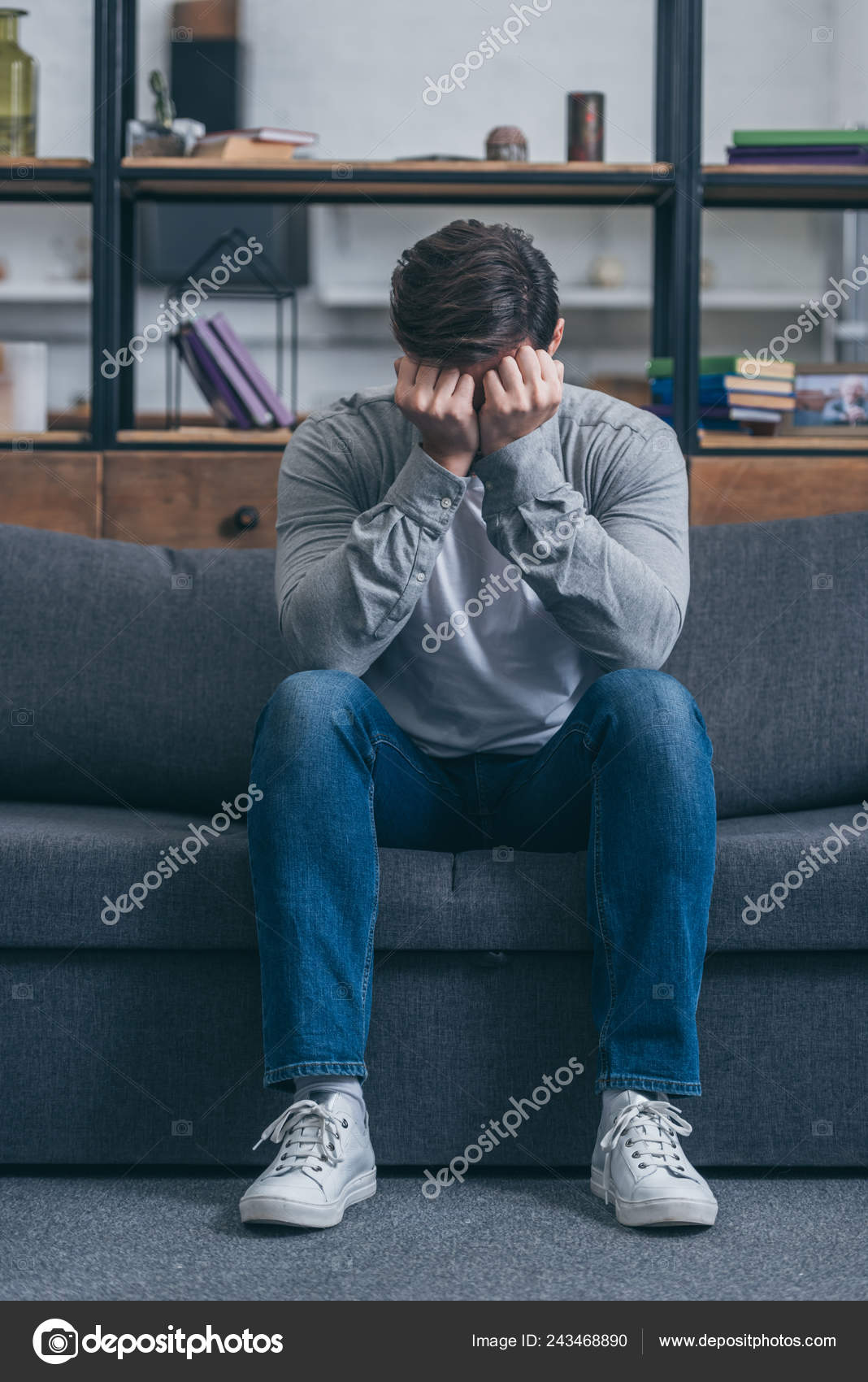 Человек сидит на полу. Мужчина сидит в темноте. Человек в углу. Кресло у окна. Человек который сидит в комнате.