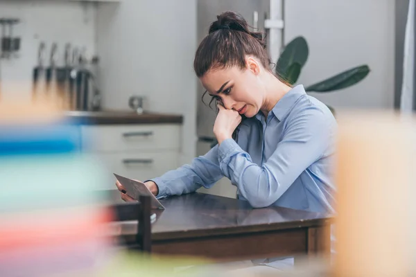 Treurige Vrouw Blauwe Blouse Zitten Houten Tafel Kijken Naar Foto — Stockfoto