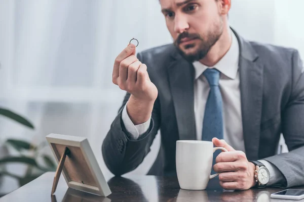 Selectieve Aandacht Voor Trieste Man Grijs Pak Zit Houten Tafel — Stockfoto