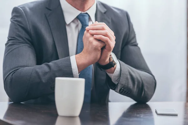 Vista Recortada Del Hombre Traje Gris Sentado Mesa Madera Con —  Fotos de Stock