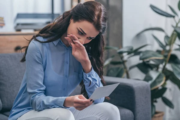 Sorgliga Kvinna Blå Blus Sitter Grå Soffan Gråt Och Tittar — Stockfoto