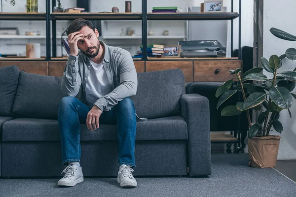 Depressiver Mann Sitzt Auf Couch Berührt Gesicht Und Trauert Hause — Stockfoto