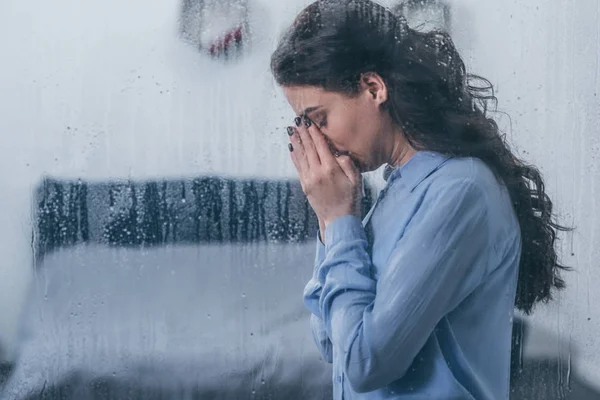 Mujer Deprimida Cubriendo Cara Con Las Manos Llorando Casa Través —  Fotos de Stock