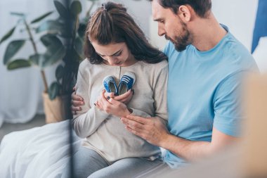 Bebek Patiği üzgün koca kucaklama yas karısıyla seçici odak