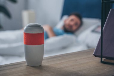 Cenaze semaver arka plan üzerinde yatakta yatan adam ile seçici odak