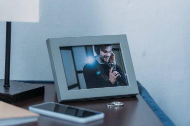 fotoğraf çerçevesi seçici odak resim adam, Evlilik yüzükler ve tablo smartphone ile