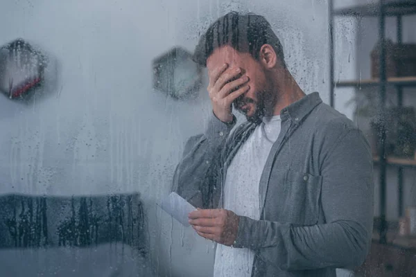 Depressieve Man Die Betrekking Hebben Gezicht Met Hand Het Bezit — Stockfoto