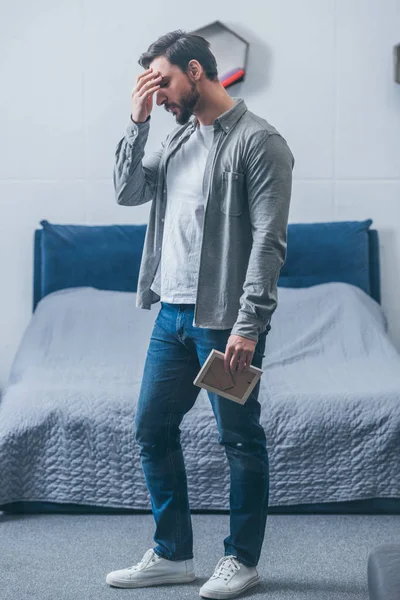 Hombre Sosteniendo Marco Foto Duelo Tener Dolor Cabeza Dormitorio — Foto de Stock