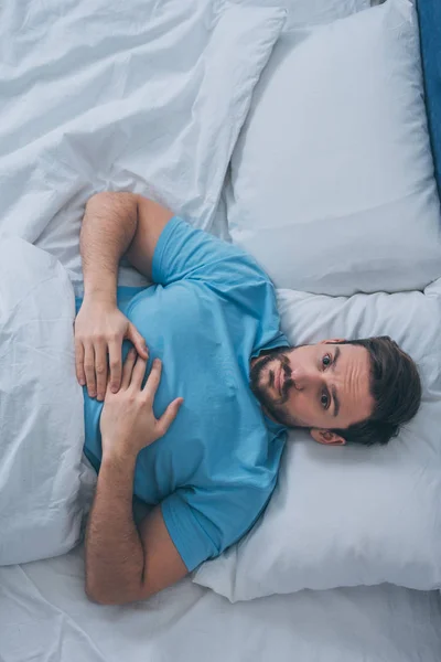 Vista Superior Triste Solitário Homem Deitado Cama Casa — Fotografia de Stock