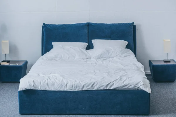 Сучасний Дизайн Інтер Єру Спальні Тумбочками Світильниками Ліжком Білими Постільними — стокове фото