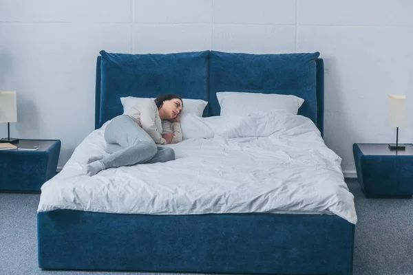 Triste Mujer Solitaria Pijama Acostada Cama Casa — Foto de Stock