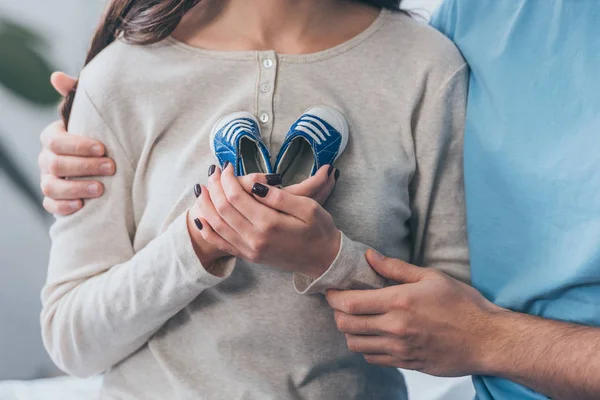 Partial View Parents Holding Baby Shoes Home — Stock Photo, Image