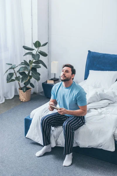 Uomo Lutto Seduto Sul Letto Guardando Alto Tenendo Cornice Foto — Foto Stock