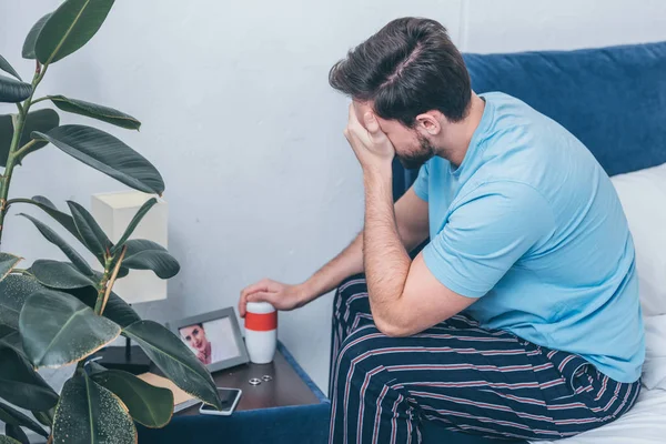 Man Photo Holding Funeral Urn Covering Face Hand Grieving Photo — Stock Photo, Image