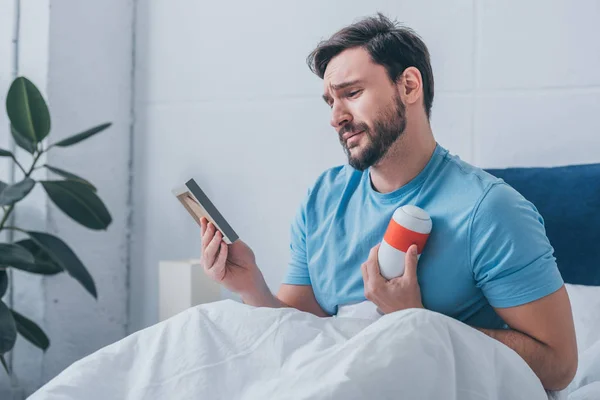 Man Lying Bed Crying Holding Photo Frame Funeral Urn — Stock Photo, Image