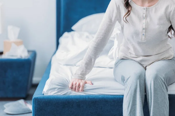 Kadın Yatakta Kopya Alanı Ile Oturan Pijama Görünümünü Kırpılmış — Stok fotoğraf