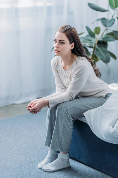 Mujer Triste Pijama Con Las Manos Dobladas Sentadas Cama Casa — Foto de Stock