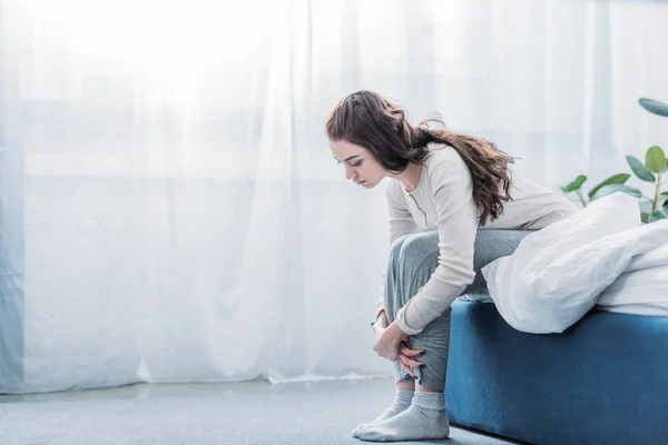 Mujer Molesta Abrazando Rodillas Sentada Cama Casa Con Espacio Para — Foto de Stock