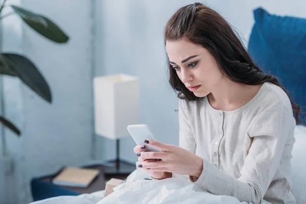 Yatakta Yatan Smartphone Kullanarak Depresif Kadın Seçici Odak — Stok fotoğraf