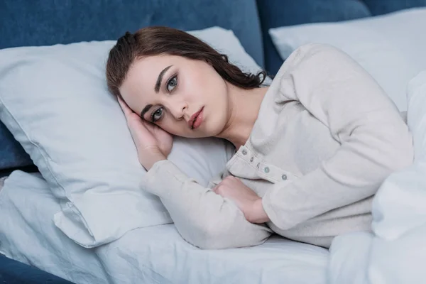 Bela Mulher Triste Pijama Deitado Cama Casa Olhando Para Câmera — Fotografia de Stock