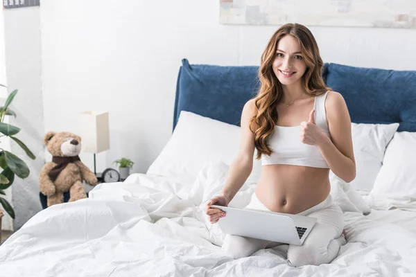 Lächelnde Schwangere Mit Laptop Bett Und Daumen Hoch — Stockfoto